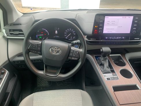 Used 2022 Toyota Sienna LE image 10