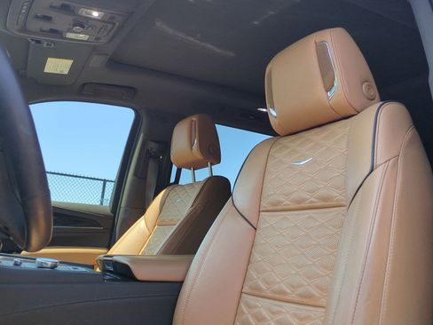 Used 2021 Cadillac Escalade Premium Luxury image 16