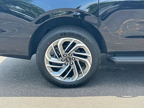 New 2026 Lincoln Navigator L Premier AWD/4WD image 18