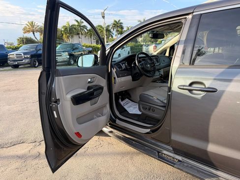 Used 2016 Kia Sedona EX FWD image 9
