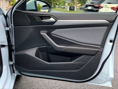 Certified 2025 Volkswagen Jetta SE FWD image 27