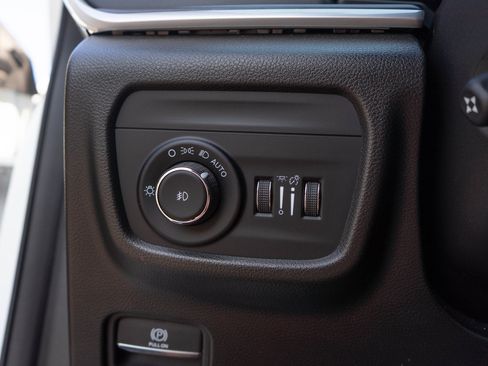 Used 2023 Jeep Grand Cherokee L Limited w/ Luxury Tech Group II AWD/4WD image 26