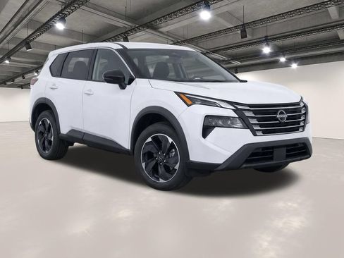 Used 2025 Nissan Rogue SV FWD image 2