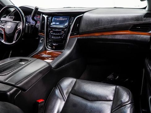 Used 2019 Cadillac Escalade Luxury image 17