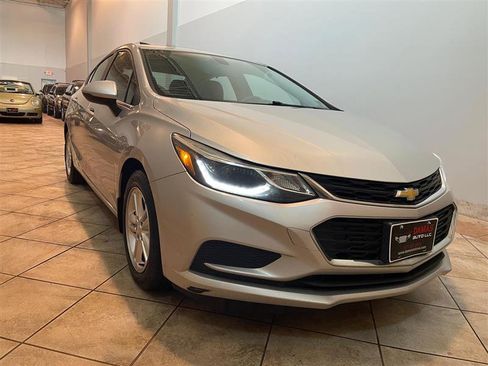 Used 2017 Chevrolet Cruze LT image 4