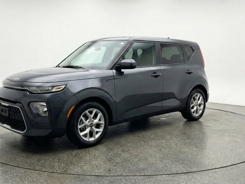 Used 2025 Kia Soul LX w/ LX Technology Package FWD image 3