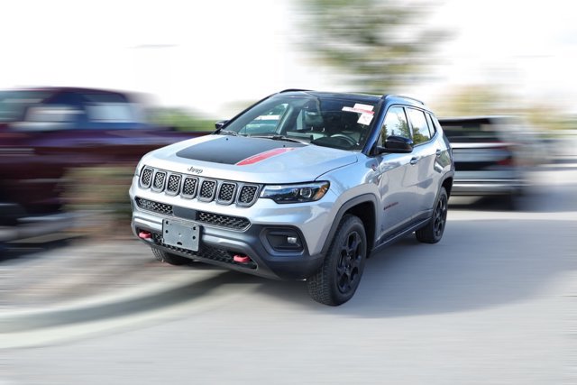 Used 2023 Jeep Compass Trailhawk w/ Trailhawk Elite Group AWD/4WD image 2