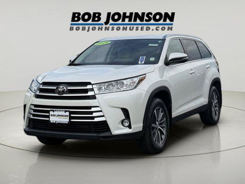 Used 2019 Toyota Highlander XLE AWD/4WD image 3