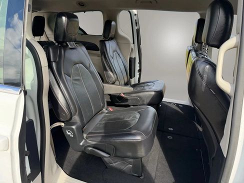 Used 2018 Chrysler Pacifica Touring-L FWD image 16