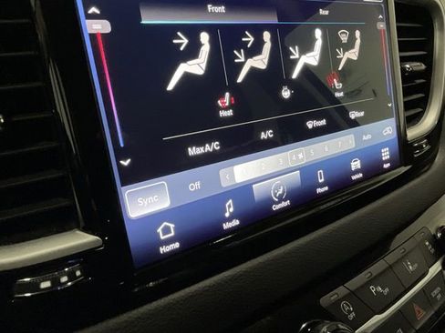 Used 2024 Chrysler Pacifica Touring-L image 30