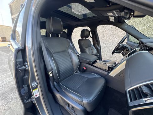 Used 2017 Land Rover Discovery HSE AWD/4WD image 34