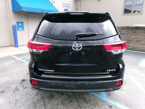 Used 2019 Toyota Highlander Plus AWD/4WD image 4