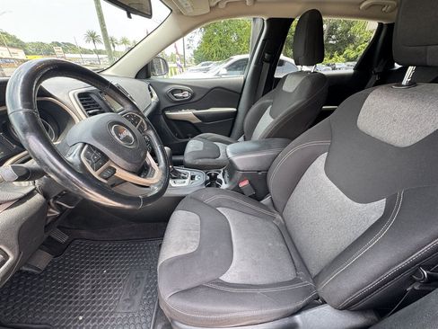 Used 2018 Jeep Cherokee Latitude w/ Cold Weather Group FWD image 11