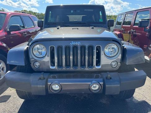Used 2017 Jeep Wrangler Unlimited Sahara w/ Connectivity Group image 39