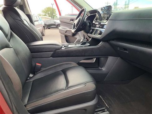 Used 2022 Nissan Pathfinder SL w/ SL Black Package image 18