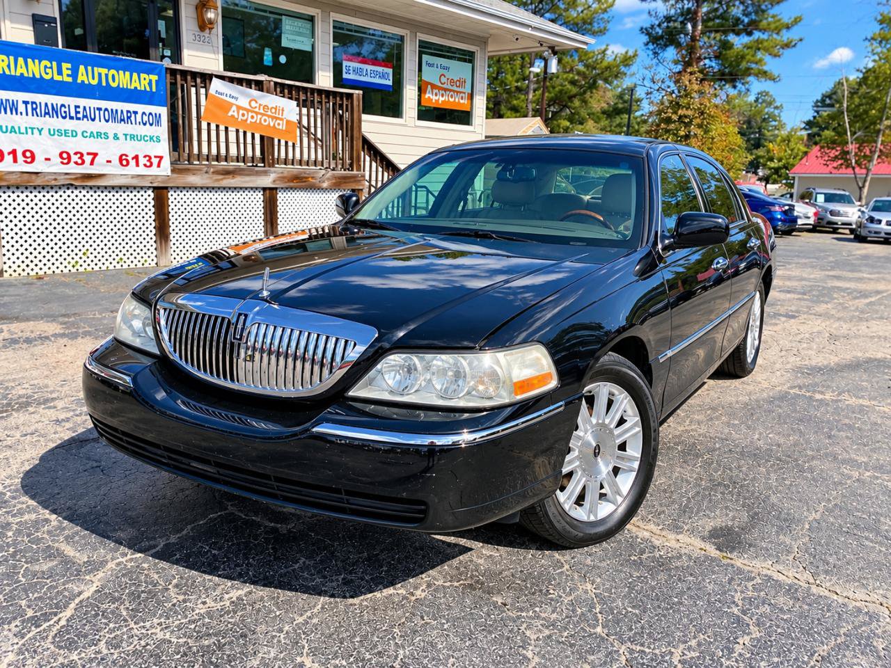 Used 2011 Lincoln Town Car Signature Limited RWD image 1