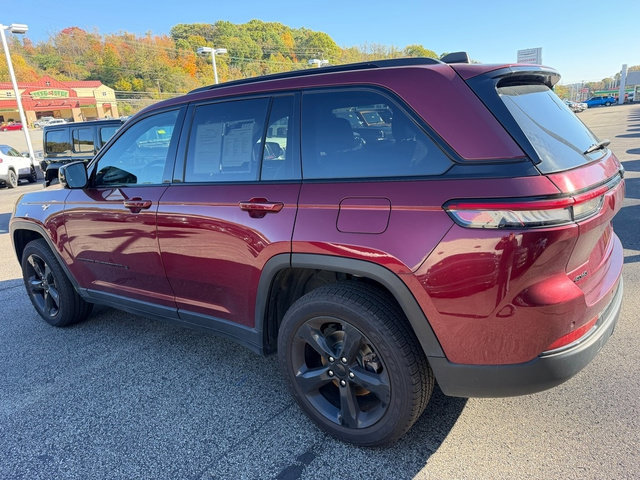 Used 2023 Jeep Grand Cherokee Altitude AWD/4WD image 3