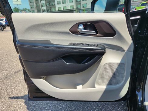 Used 2020 Chrysler Voyager Lxi image 21