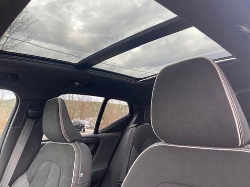 Used 2025 Volvo XC40 B5 Plus image 13