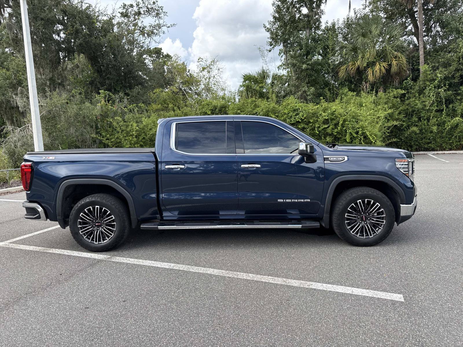 Used 2023 GMC Sierra 1500 SLT w/ SLT Premium Package AWD/4WD image 2