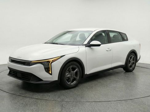 Used 2025 Kia K4 LXS image 3