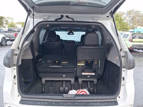 Used 2017 Toyota Sienna SE Premium image 5