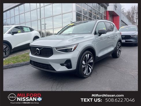 Used 2025 Volvo XC40 B5 Plus AWD/4WD image 1