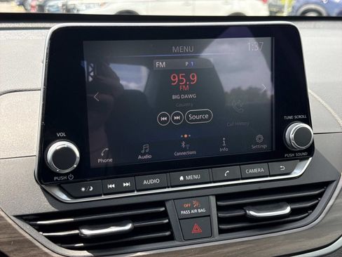 Used 2025 Nissan Altima 2.5 SV FWD image 9