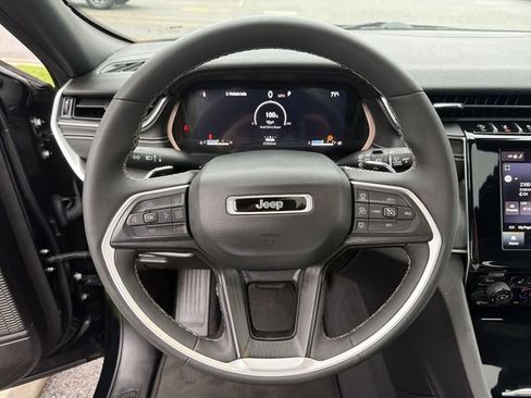 Used 2023 Jeep Grand Cherokee Altitude AWD/4WD image 17