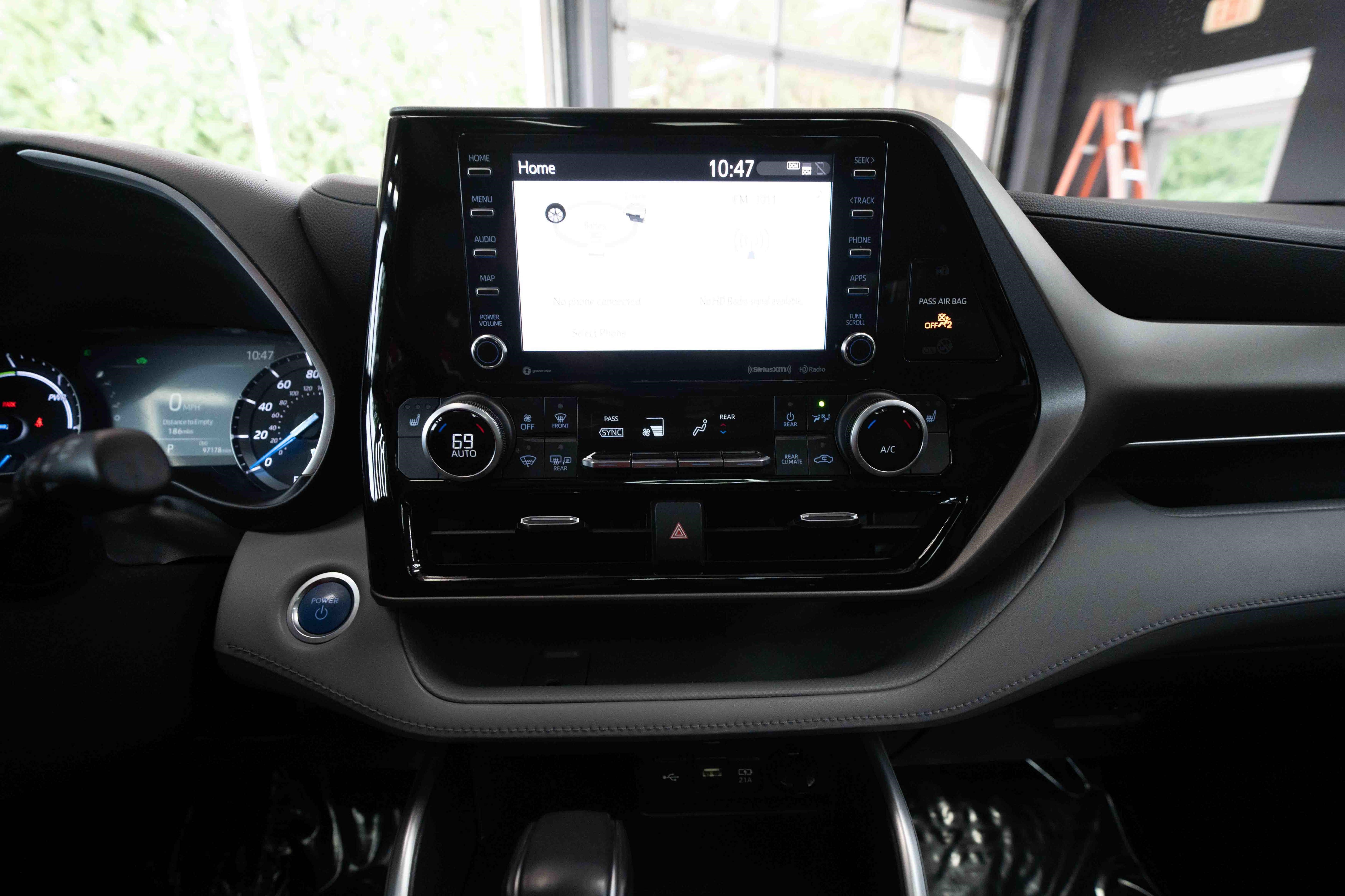Used 2021 Toyota Highlander XLE AWD/4WD image 17