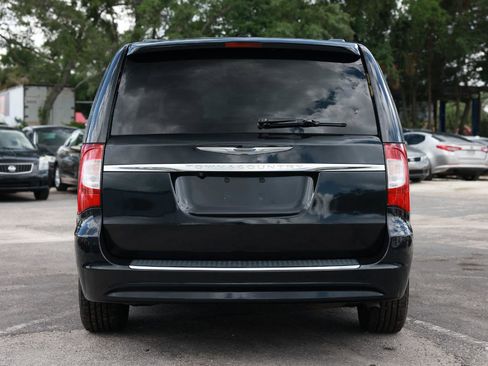 Used 2012 Chrysler Town & Country Touring w/ Entertainment Group #1 FWD image 7