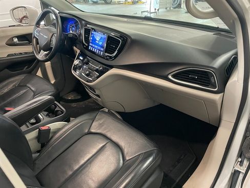 Used 2017 Chrysler Pacifica Touring-L w/ Tire & Wheel Group FWD image 21
