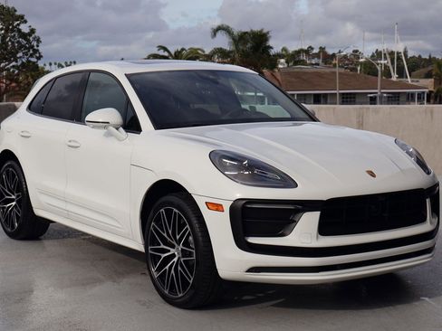 Certified 2023 Porsche Macan image 7