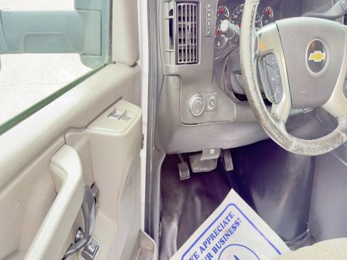 Used 2017 Chevrolet Express 3500 image 22