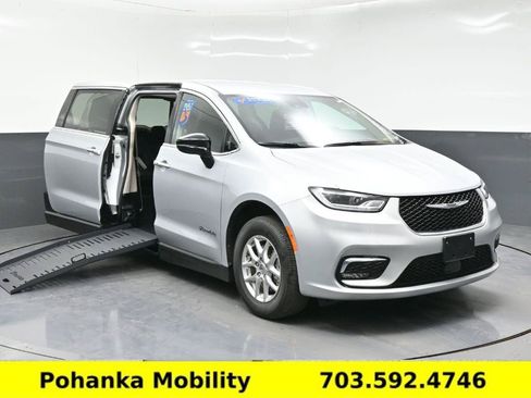 Used 2024 Chrysler Pacifica Touring-L FWD image 1