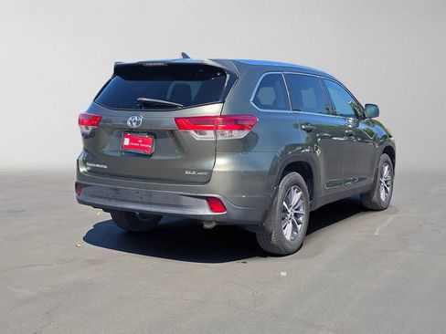 Used 2019 Toyota Highlander XLE w/ Carpet Mat Package (TMS) AWD/4WD image 3