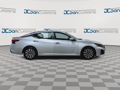 Used 2023 Nissan Altima 2.5 SV image 2