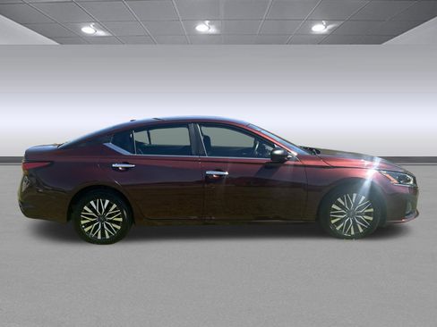Used 2025 Nissan Altima 2.5 SV image 2