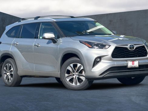 Used 2022 Toyota Highlander XLE image 2