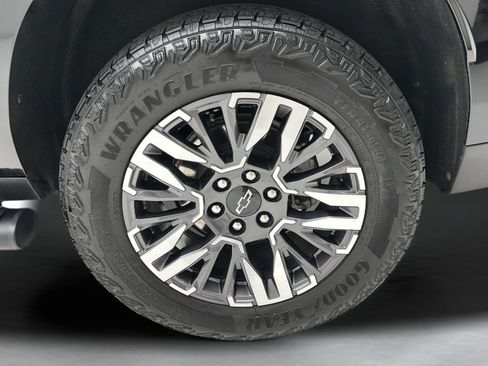 Used 2025 Chevrolet Suburban Z71 AWD/4WD image 8