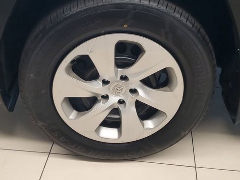 Used 2021 Toyota RAV4 LE image 4