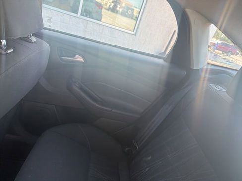 Used 2016 Ford Focus SE w/ SE Winter Package FWD image 17