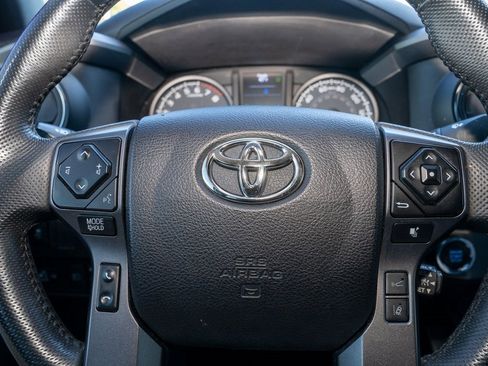 Used 2022 Toyota Tacoma TRD Off-Road image 12