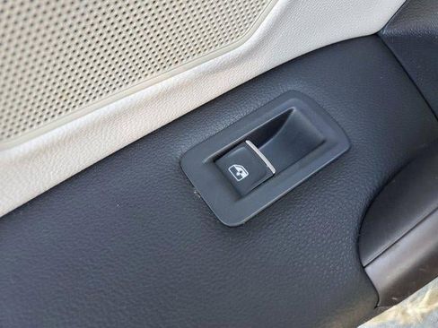 Used 2021 Volkswagen Tiguan SE image 11