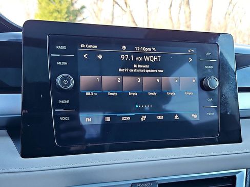 Certified 2025 Volkswagen Taos SE w/ Panoramic Sunroof Package image 19