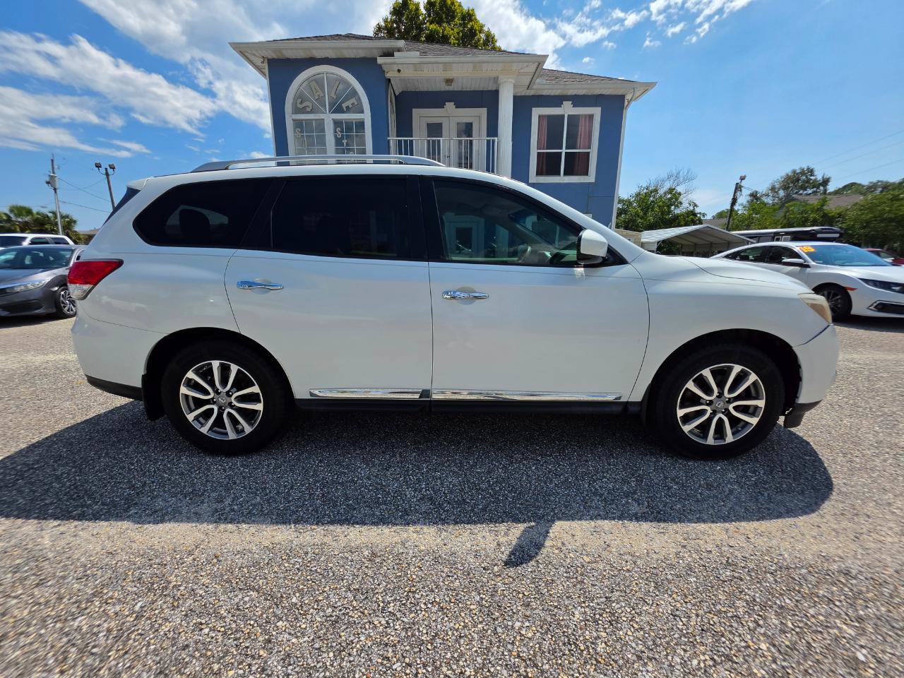 Used 2014 Nissan Pathfinder SL w/ Trailer Tow Package FWD image 6