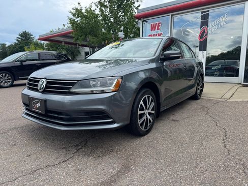 Used 2017 Volkswagen Jetta SE FWD image 1