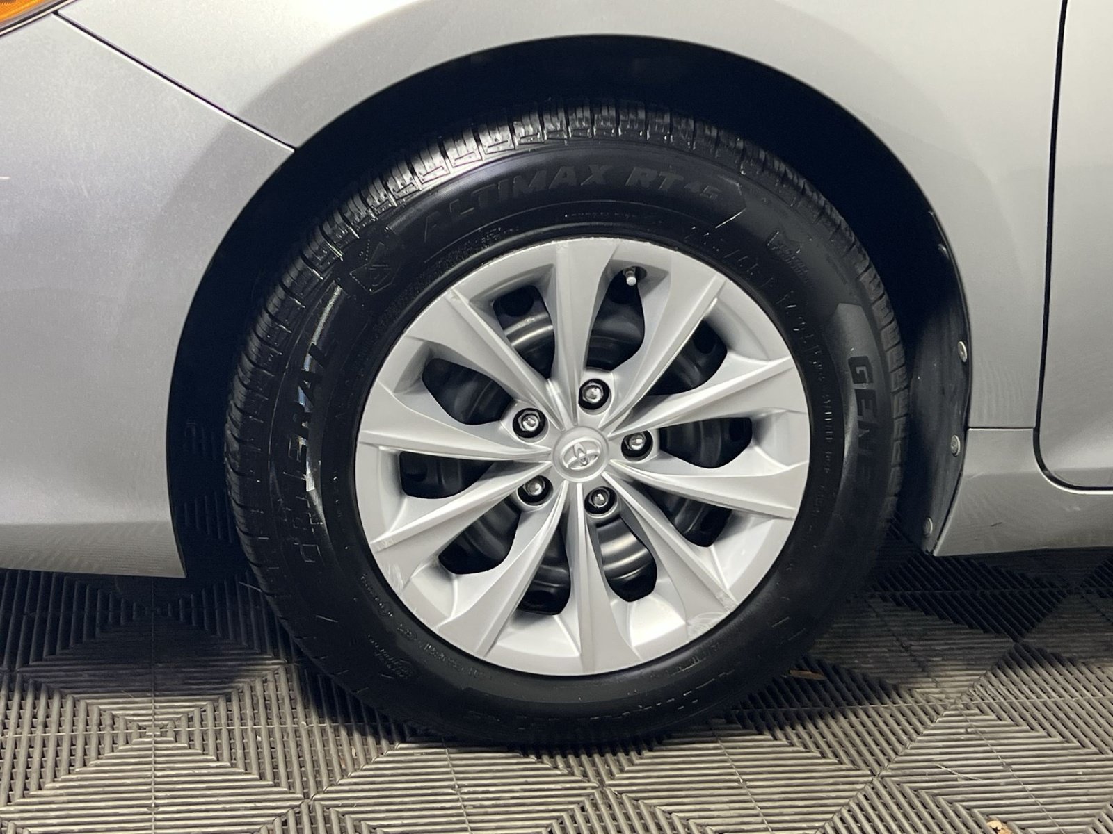 Used 2015 Toyota Camry LE FWD image 12