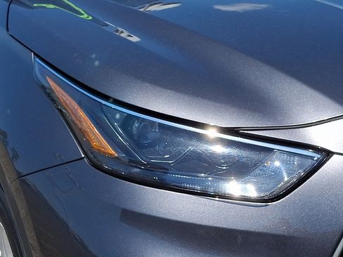 Used 2024 Toyota Highlander LE AWD/4WD image 10