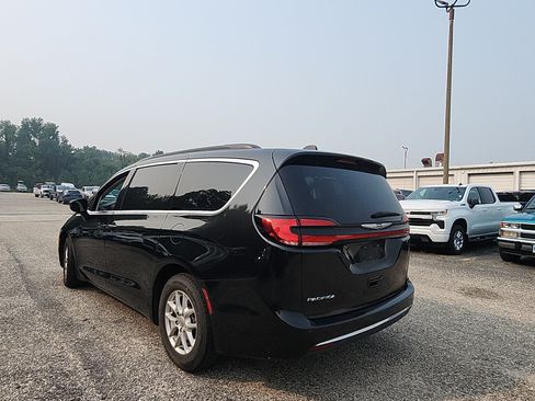 Used 2022 Chrysler Pacifica Touring-L FWD image 3
